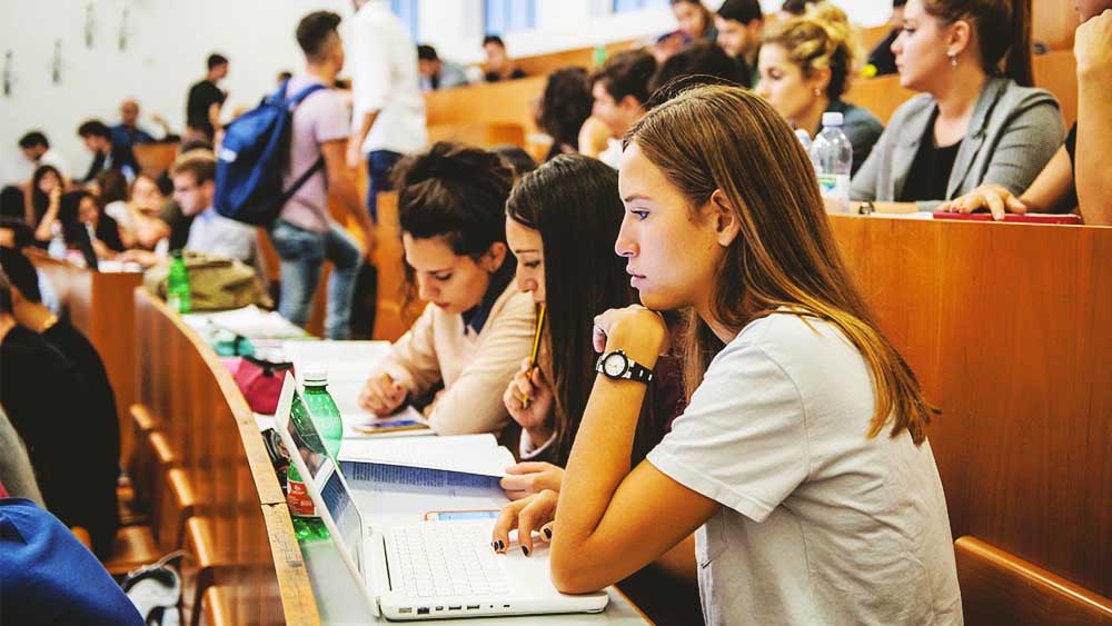 Quando si parla di giovani italiani, parliamo sempre solo di chi parte