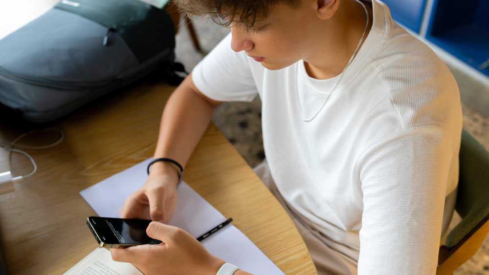 Sicurezza digitale e giovani, perch&eacute; l&rsquo;accesso ai social &egrave; sempre pi&ugrave; sotto osservazione