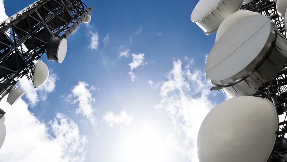 Tlc, ricavi stabili e occupazione in calo